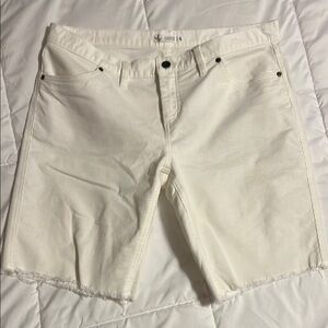 Carve White shorts with Classic Five-Pocket Design